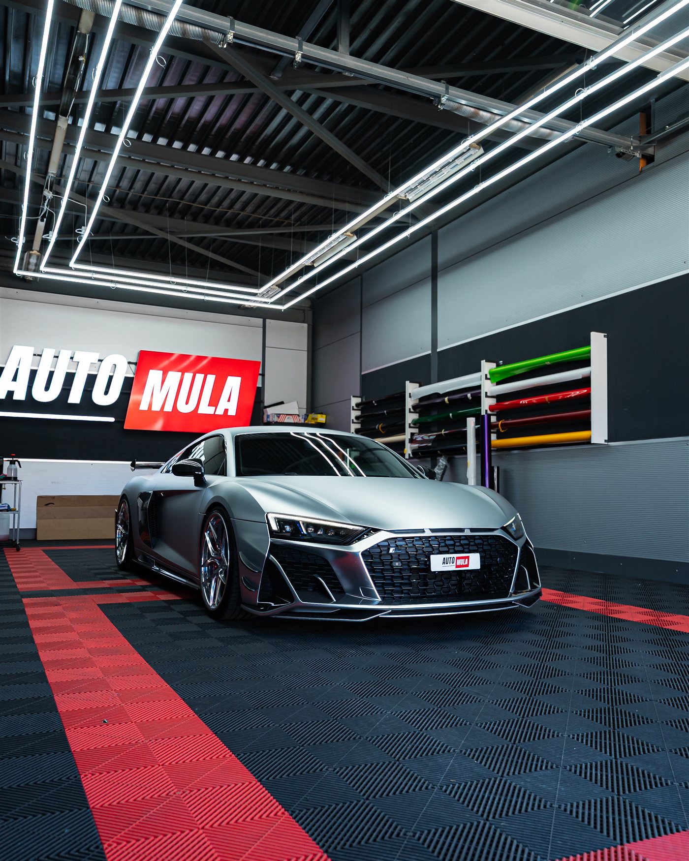 Matt-silber folierter Audi R8 in der AUTO MULA Werkstatt in Wohlen AG