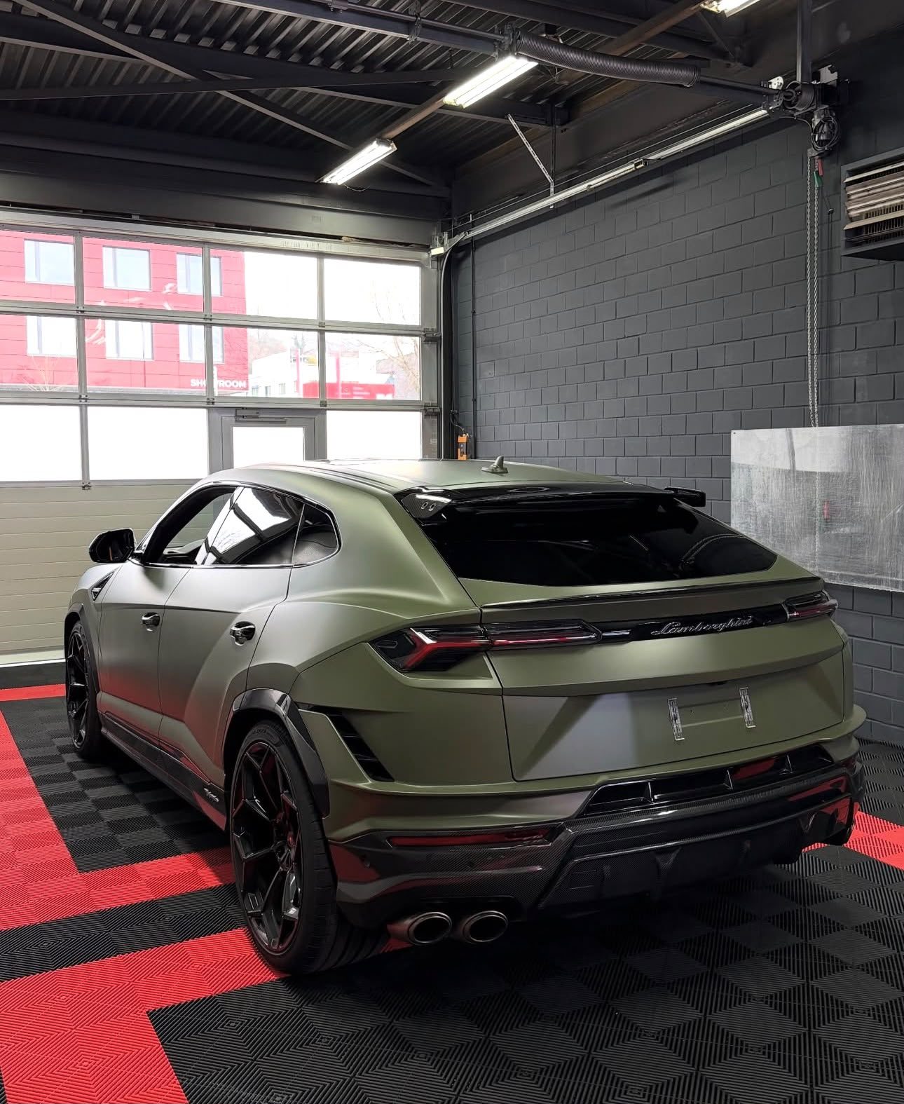 Lamborghini Urus mit Scheibentönung in der AUTO MULA Werkstatt Wohlen AG