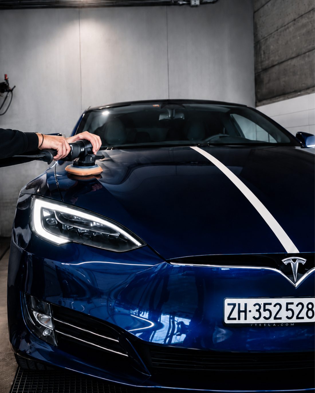 Lackpolitur an einem Tesla Model S mit Doppelexzenter-Poliermaschine bei AUTO MULA in Wohlen AG