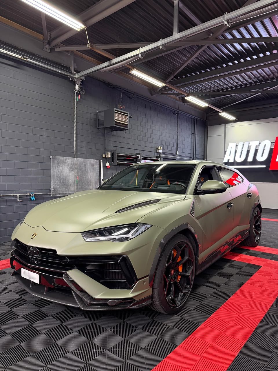 Lamborghini Urus in der AUTO MULA Detailing Werkstatt
